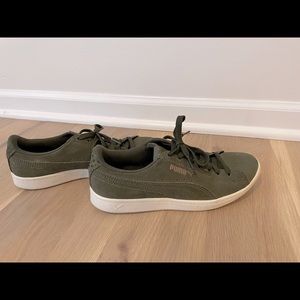 Puma, hunter green suede shoes! Just like NEW!